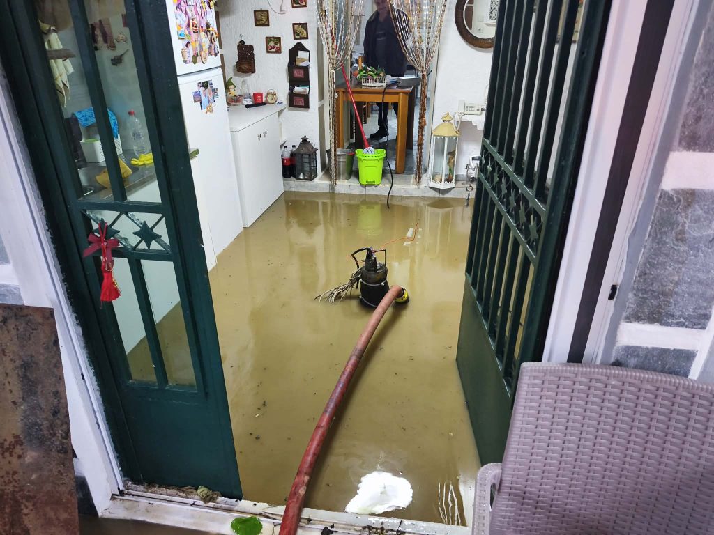 Πλημμυρικά φαινόμενα στην Κυπαρισσία από την έντονη βροχόπτωση – 112 για περιορισμό μετακινήσεων