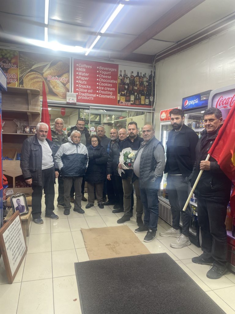 Αντιπροσωπεία της ΚΟ Δήμου Πλατανιά στο σπίτι του Θρασύβουλου Καλαφατάκη, του εκτελεσμένου κομμουνιστή στους 200 της Καισαριανής