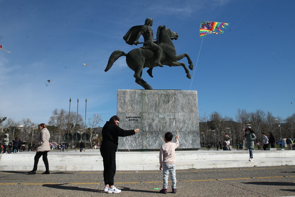 Κούλουμα στη Θεσσαλονίκη με το πέταγμα χαρταετού – Εντυπωσιακές εικόνες από τον «πολύχρωμο» ουρανό της πόλης