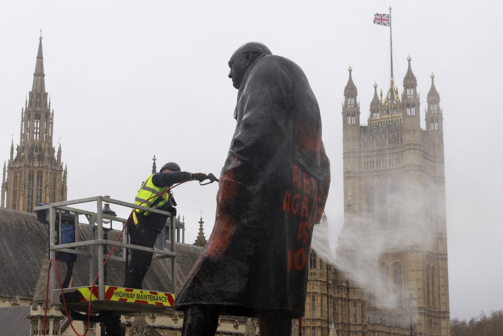 Βανδάλισαν άγαλμα του Τσόρτσιλ στο Λονδίνο – Μία σύλληψη