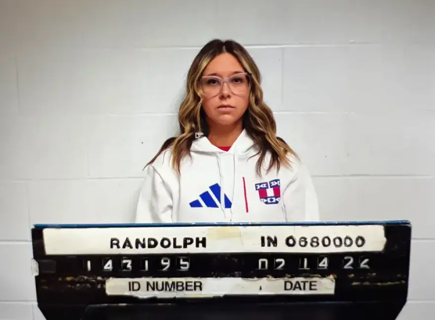 Γραμματέας σχολείου στις ΗΠΑ αποπλάνησε δύο μαθητές και έπεσε θύμα ξυλοδαρμού από τον σύζυγό της όταν την έπιασε στα πράσα