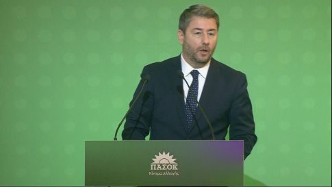 Πτώσεις δέντρων στην Αττική λόγω των θυελλωδών ανέμων – Στην Αγία Παρασκευή έπεσε πεύκο 25 μέτρων