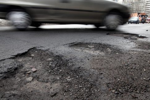 Νεκρός οδηγός αυτοκινήτου που έπεσε στη θάλασσα από την προβλήτα στη Σαλαμίνα