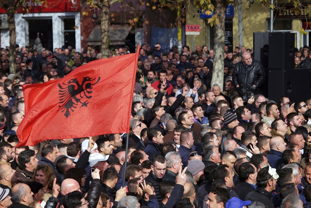 Αλβανία: Συγκρούσεις διαδηλωτών με την αστυνομία στο κέντρο των Τιράνων