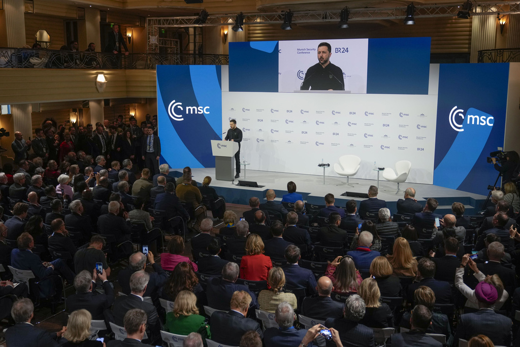 Ζελένσκι στη Διάσκεψη του Μονάχου: «Το Κίεβο καλείται πολύ συχνά σε παραχωρήσεις» – Ζητά εκεχειρία για τη διεξαγωγή εκλογών