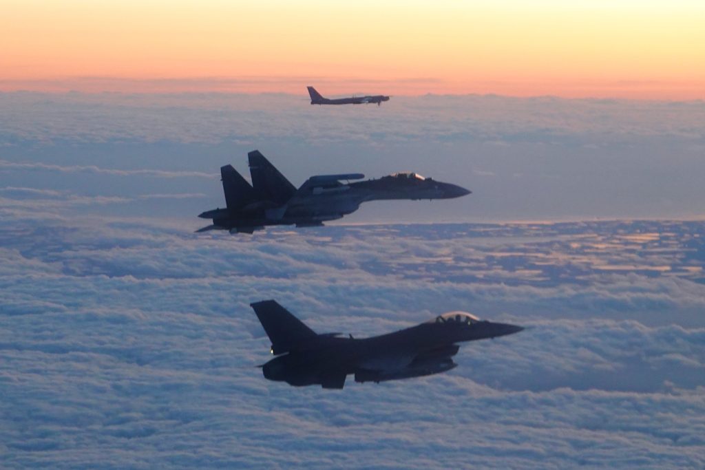 Παιχνίδια πολέμου εν μέσω των συνομιλιών: 50 ακόμα μαχητικά στη Μέση Ανατολή στέλνουν οι ΗΠΑ – Το Ιράν έκλεισε για κάποιες ώρες τα Στενά του Ορμούζ