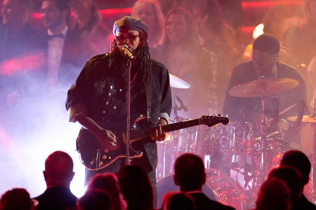 Ο Bad Bunny δεν κέρδισε απλώς στα Grammy, έγραψε ιστορία – Οι νικητές και οι στιγμές που ξεχώρισαν