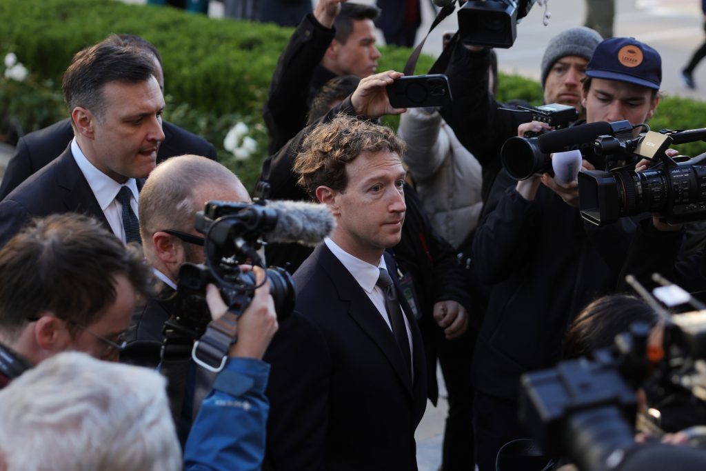 Ιστορική δίκη της Meta: Ο «κύριος facebook» στο εδώλιο – «Εθισμό στα παιδιά προκαλούν οι εφαρμογές του», σύμφωνα με τις κατηγορίες