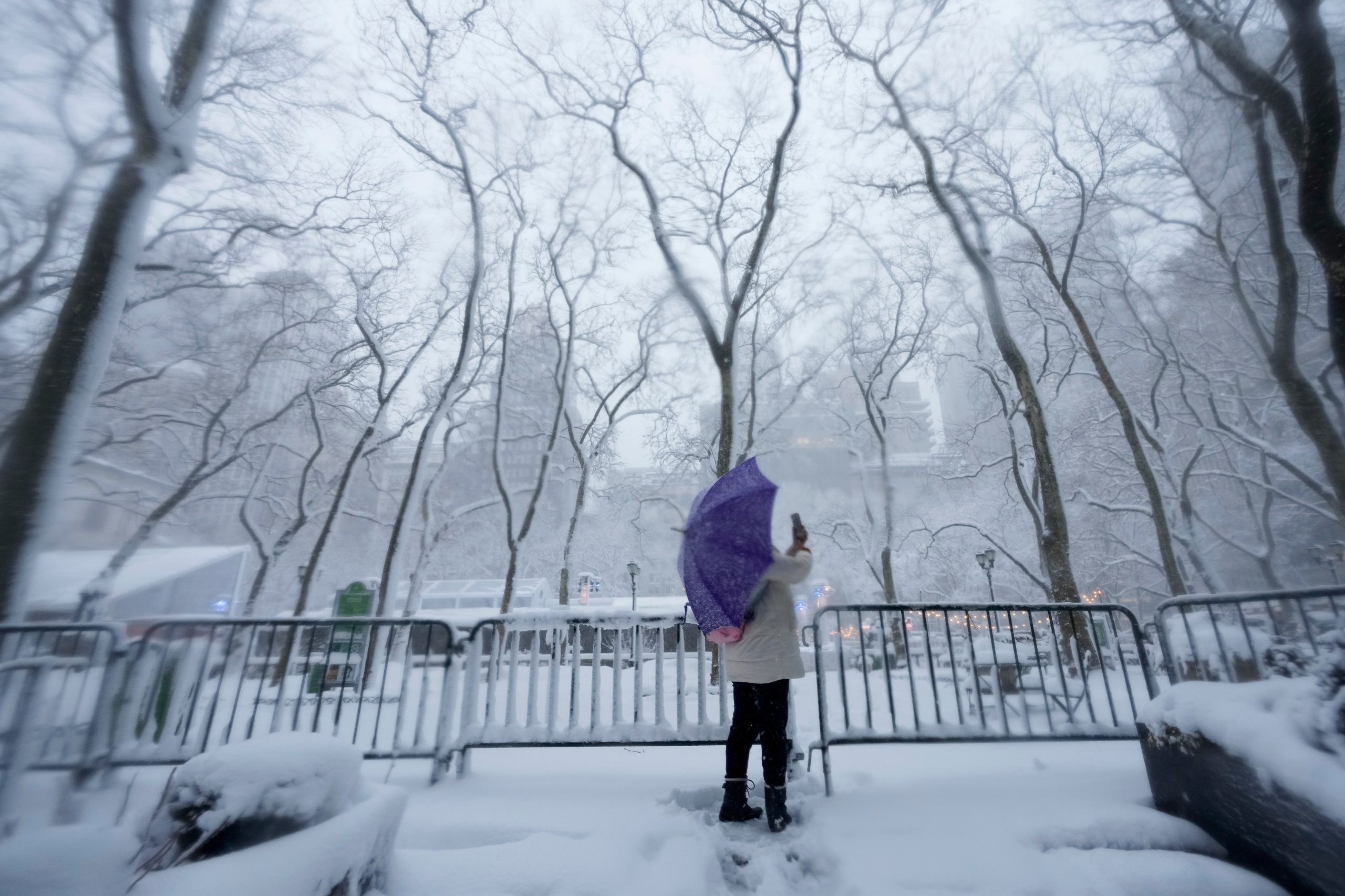 APTOPIX Winter Weather New York ΗΠΑ: Αγώνας αποκατάστασης μετά τη σφοδρή χιονοθύελλα – Ακυρώσεις πτήσεων και κλειστά σχολεία