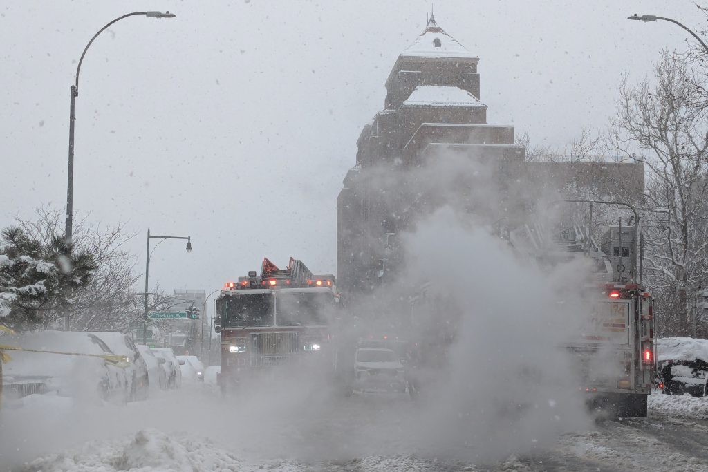 Αποκαθίστανται οι συγκοινωνίες στη Νέα Υόρκη μετά τη σφοδρή χιονοθύελλα – Ρεκόρ χιονόπτωσης και σοβαρά προβλήματα σε άλλες πολιτείες