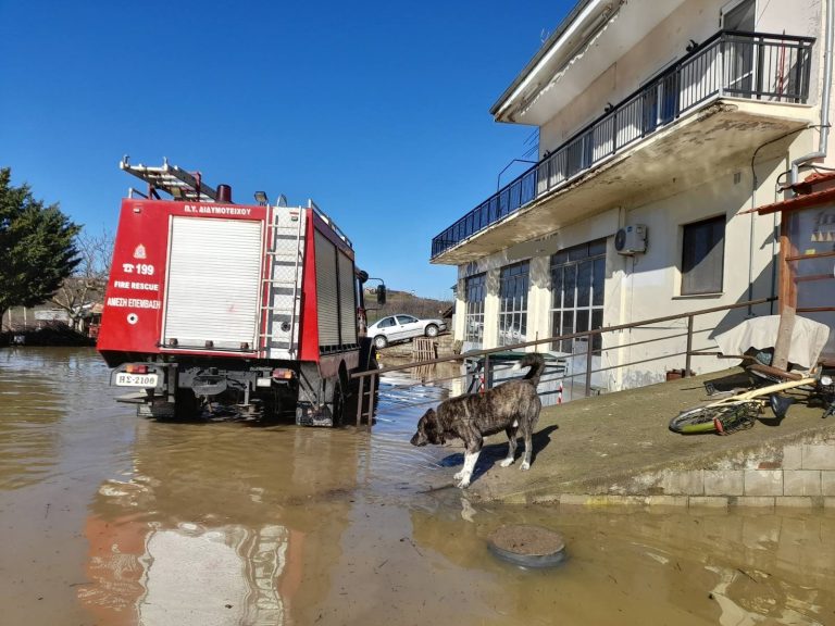 Διδυμότειχο: Επιχείρηση απεγκλωβισμού οικογένειας από το σπίτι της που «βούλιαξε» στο νερό