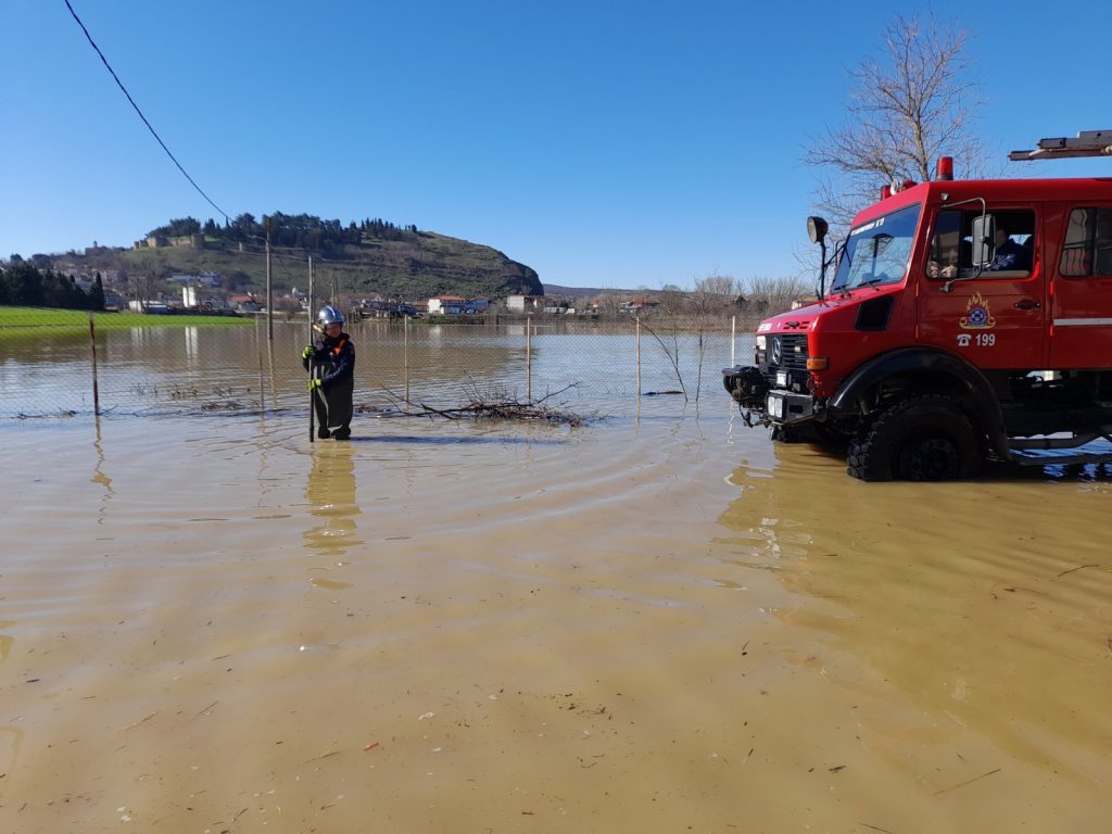 Διδυμότειχο: Επιχείρηση απεγκλωβισμού οικογένειας από το σπίτι της που «βούλιαξε» στο νερό