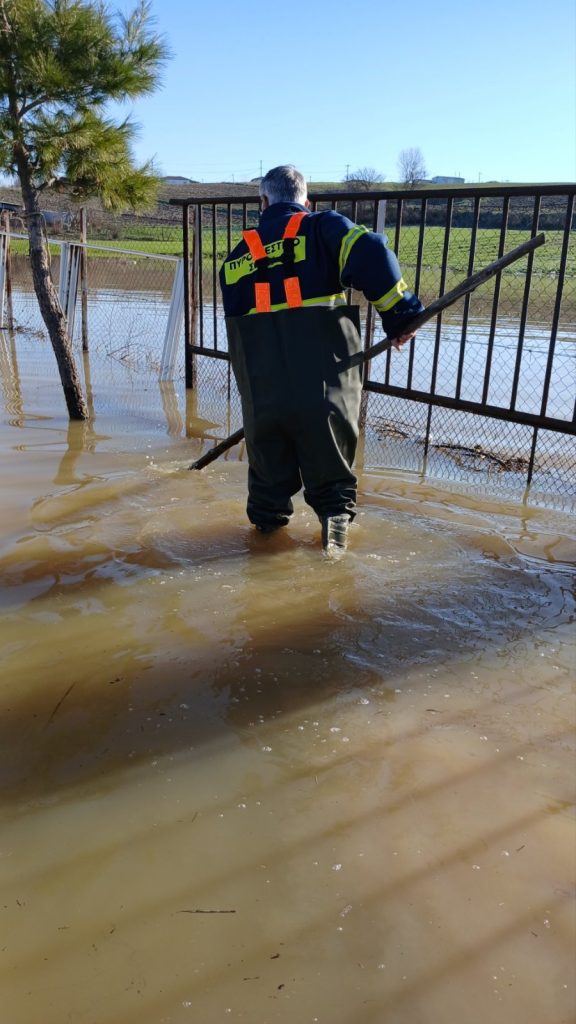 Διδυμότειχο: Επιχείρηση απεγκλωβισμού οικογένειας από το σπίτι της που «βούλιαξε» στο νερό