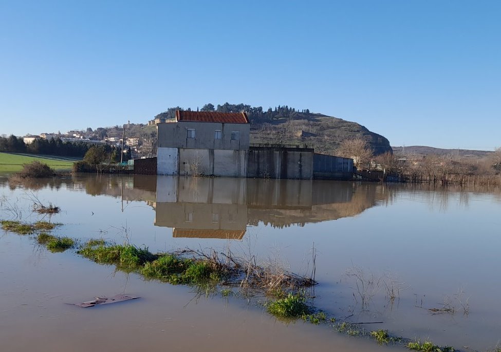 Διδυμότειχο: Επιχείρηση απεγκλωβισμού οικογένειας από το σπίτι της που «βούλιαξε» στο νερό
