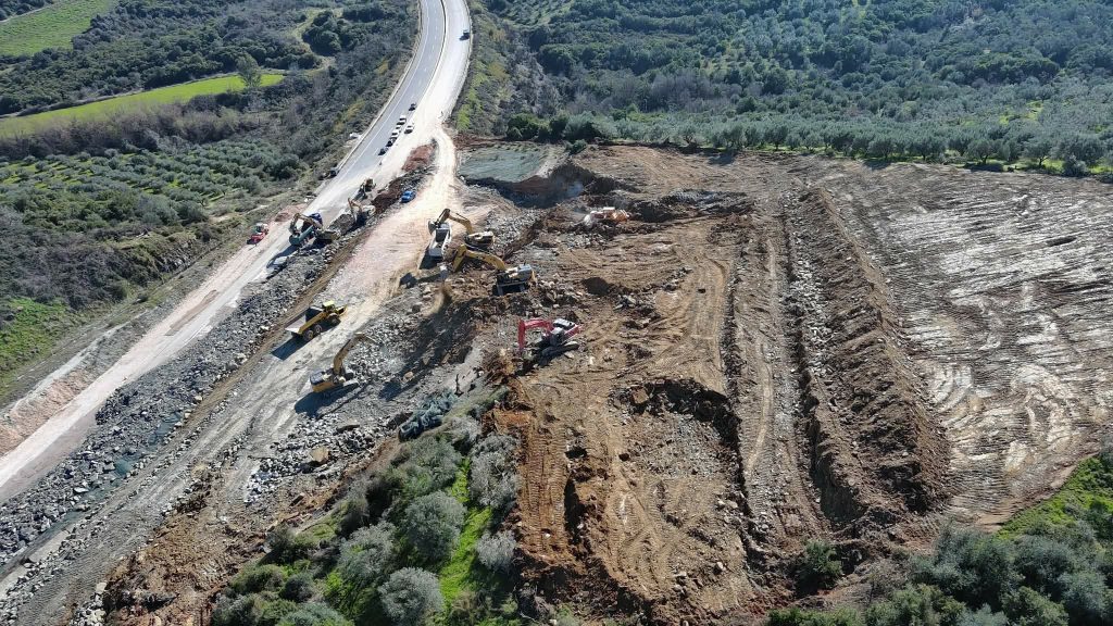 Συνεχίζονται αδιάκοπα οι εργασίες στην Ιόνια Οδό – Απομακρύνονται τόνοι χώματος