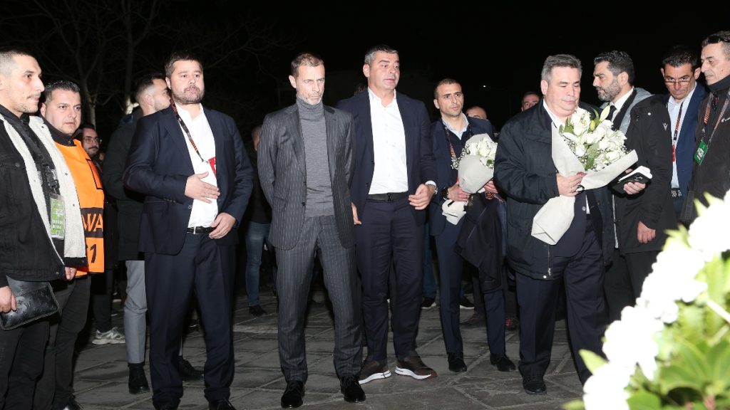 Άφησε λουλούδια στην μνήμη των επτά οπαδών του ΠΑΟΚ ο πρόεδρος της UEFA Τσέφεριν στην Τούμπα