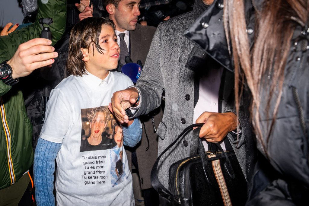 «Πώς κοιμάστε το βράδυ;»: Εξοργισμένοι συγγενείς θυμάτων λίντσαραν τους ιδιοκτήτες του κλαμπ στο Κραν Μοντανά