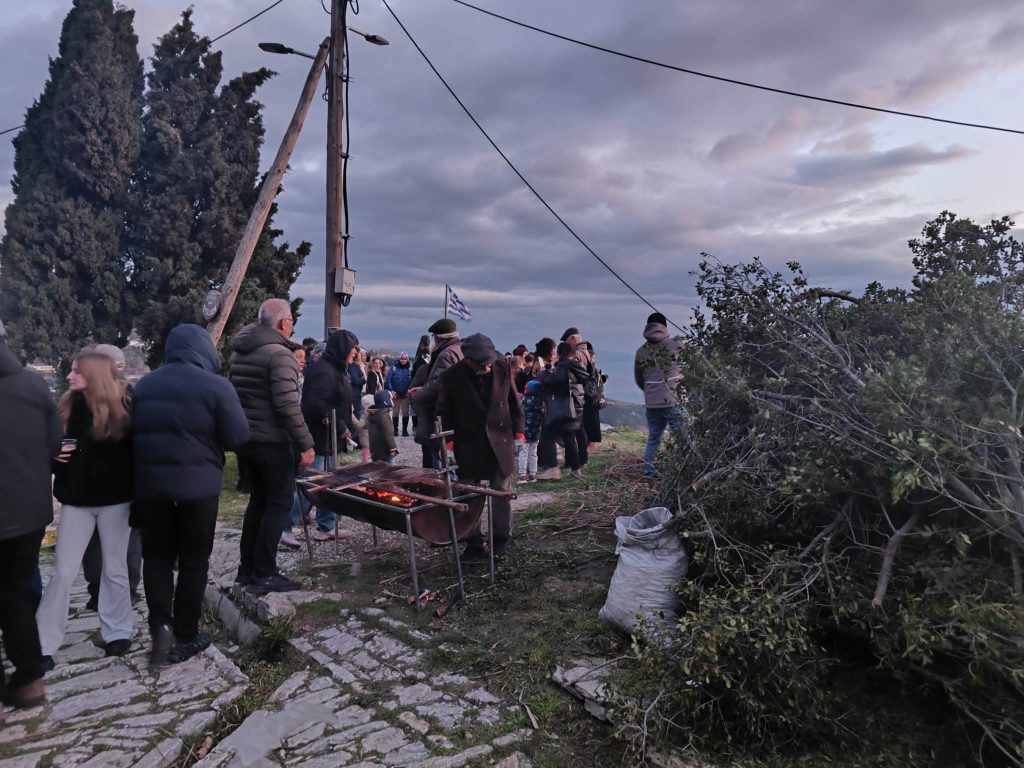 Μακρινίτσα: Άναψε ο «Αφανός» και φώτισε την Αποκριά στην Πλατεία Ευεργετών και Ηρώων