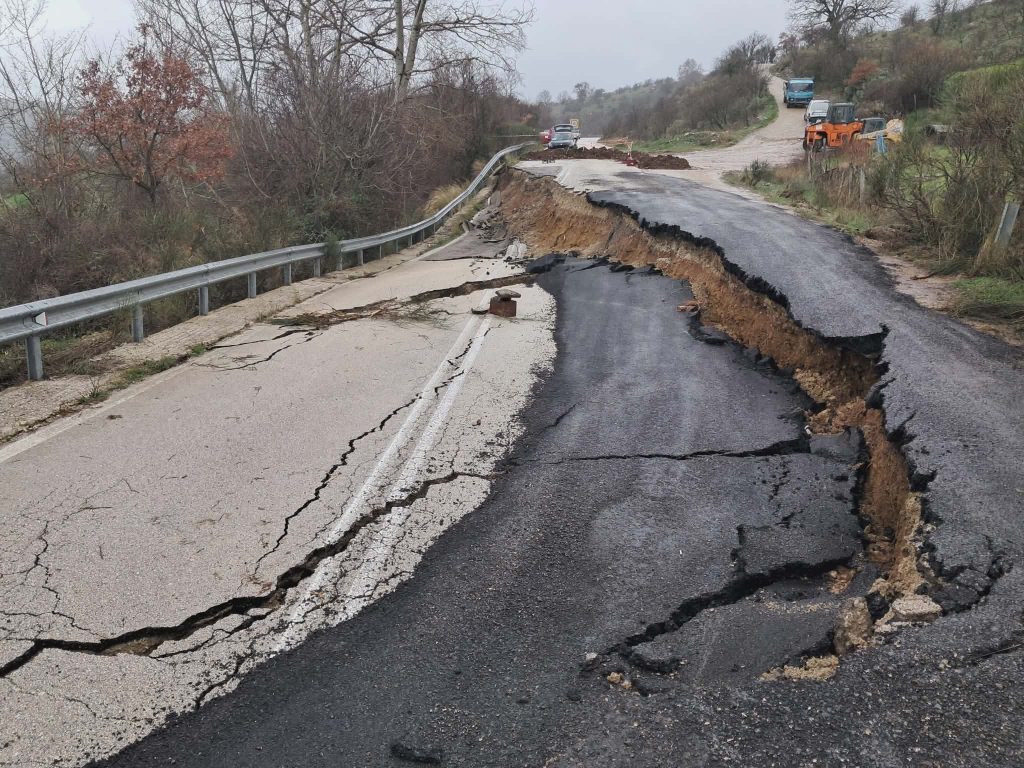 Το ΕΡΤnews στο σημείο της καθίζησης στην ΕΟ Πατρών-Τριπόλεως: Ο δρόμος «βούλιαξε» σε βάθος άνω των τριών μέτρων