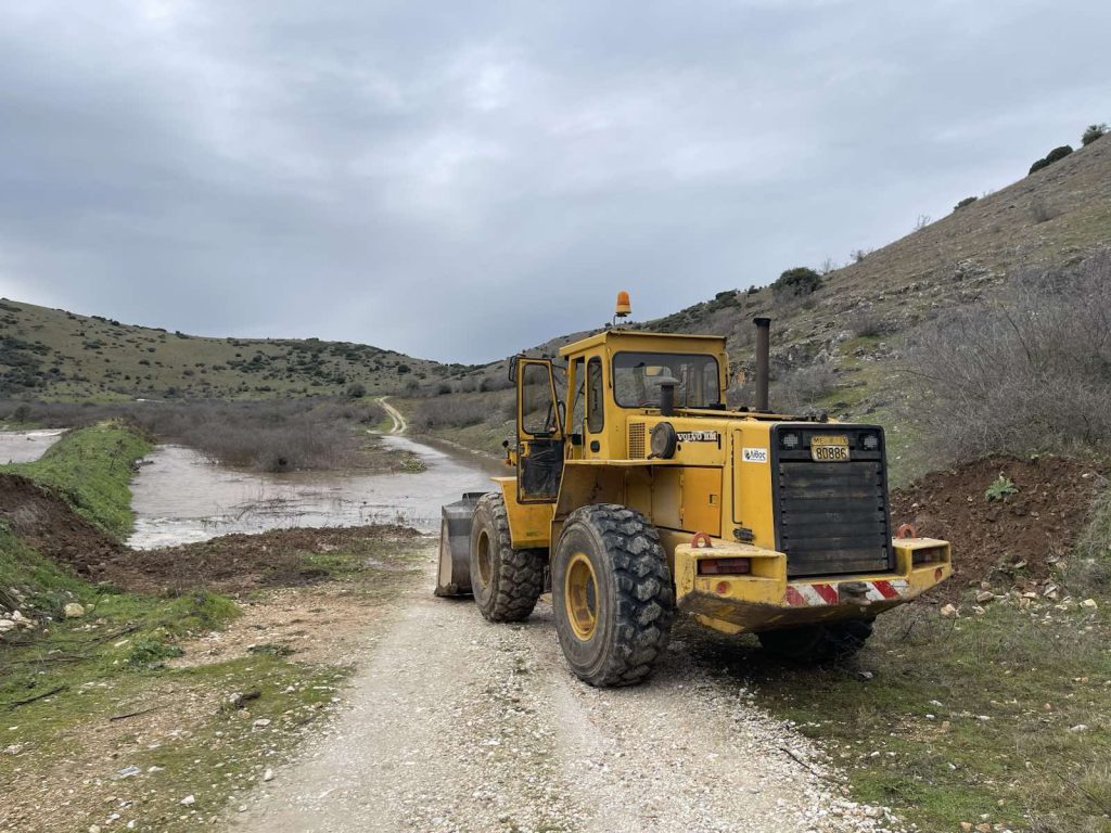 Δήμος Τυρνάβου: Οι βροχοπτώσεις δημιούργησαν προβλήματα στο Δαμάσι – Επέμβαση σε ημιτελές τεχνητό ανάχωμα για την προστασία κτηνοτρόφων