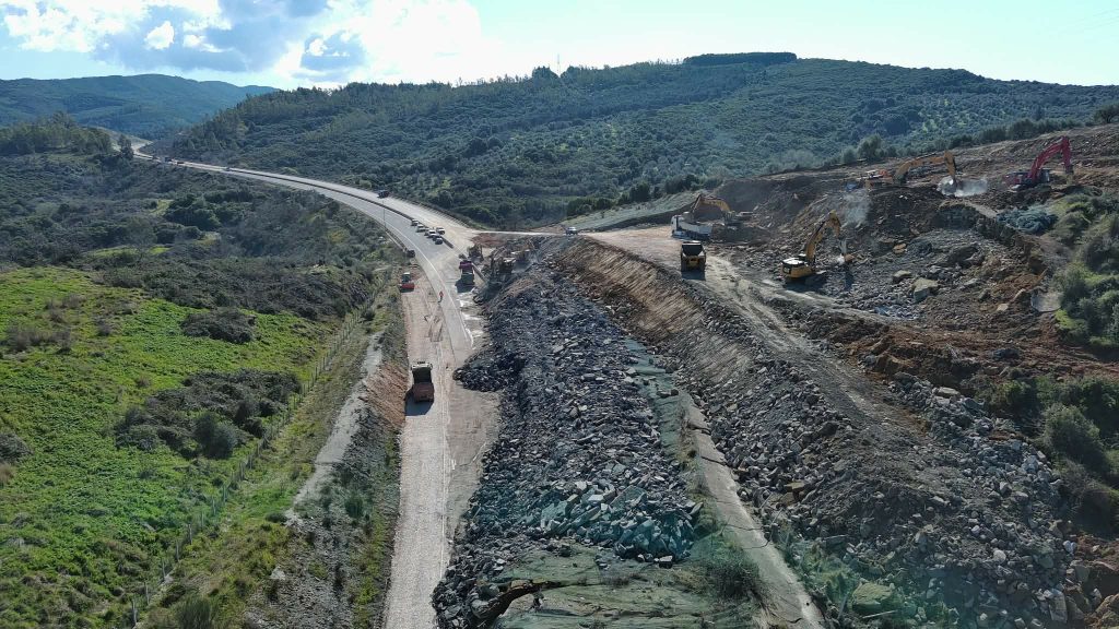 Συνεχίζονται αδιάκοπα οι εργασίες στην Ιόνια Οδό – Απομακρύνονται τόνοι χώματος