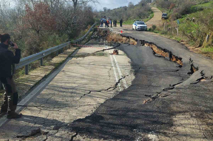 Aποκλεισμένη η Δίβρη Ολυμπίας λόγω καθίζησης του οδοστρώματος στην Εθνική Οδό Πατρών-Τριπόλεως  ​