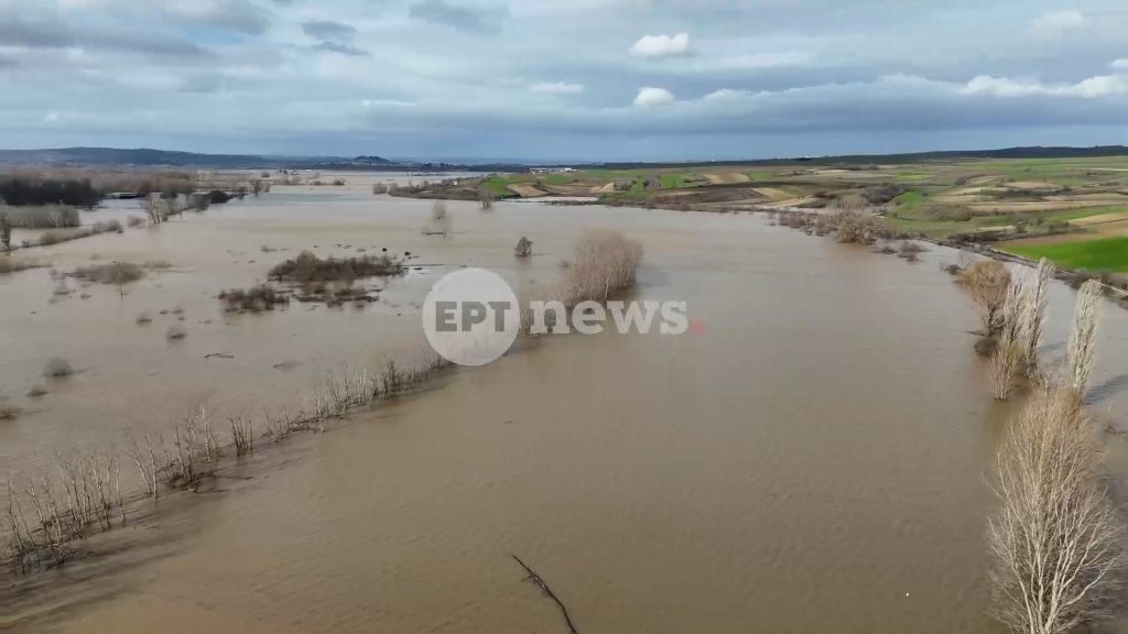 Προβλήματα μετά τις βροχοπτώσεις: 150.000 στρέμματα πλημμύρισαν στον Έβρο, καταστροφές στην Κέρκυρα, κατέρρευσε γέφυρα στο Αμύνταιο