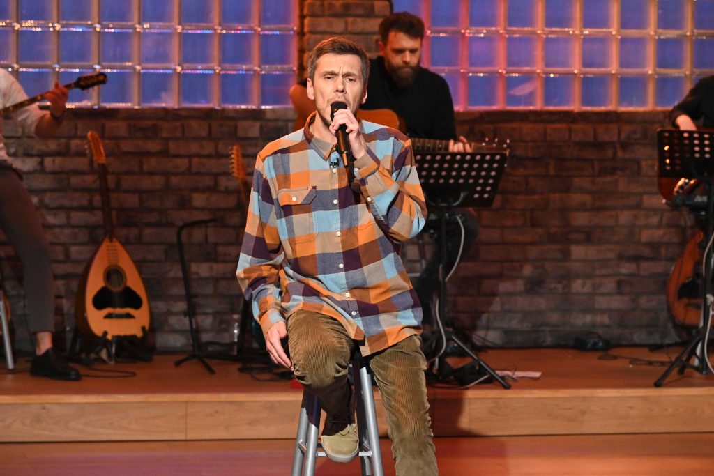 Παρέα με τον Γιώργο Κουβαρά – Αφιέρωμα στον Μανώλη Λιδάκη