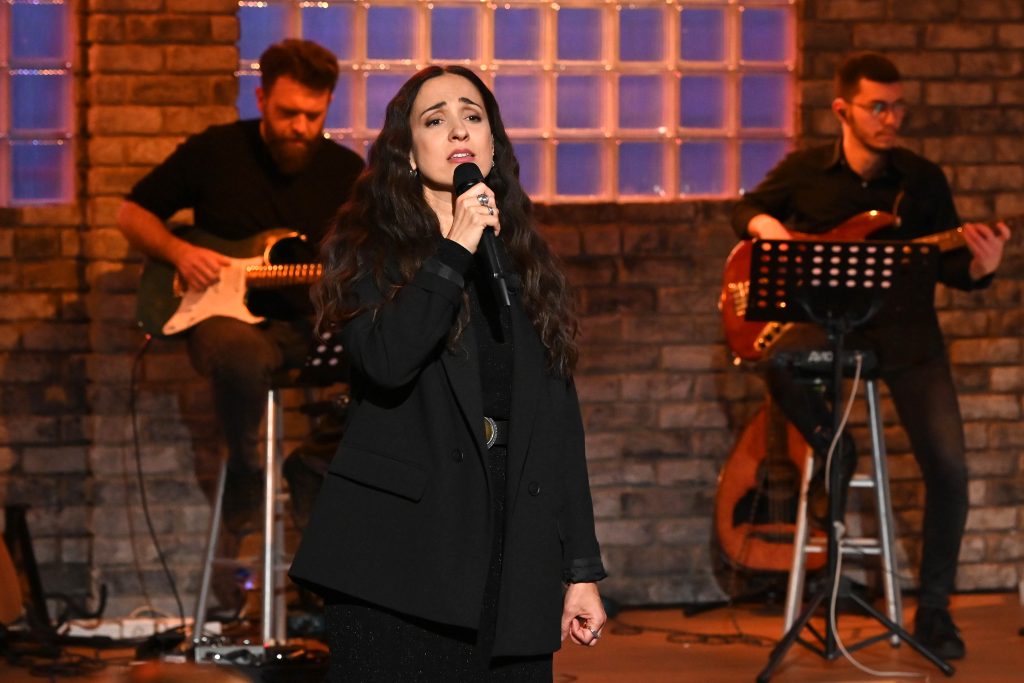 Παρέα με τον Γιώργο Κουβαρά – Αφιέρωμα στον Μανώλη Λιδάκη