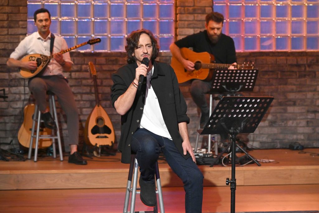 Παρέα με τον Γιώργο Κουβαρά – Αφιέρωμα στον Μανώλη Λιδάκη