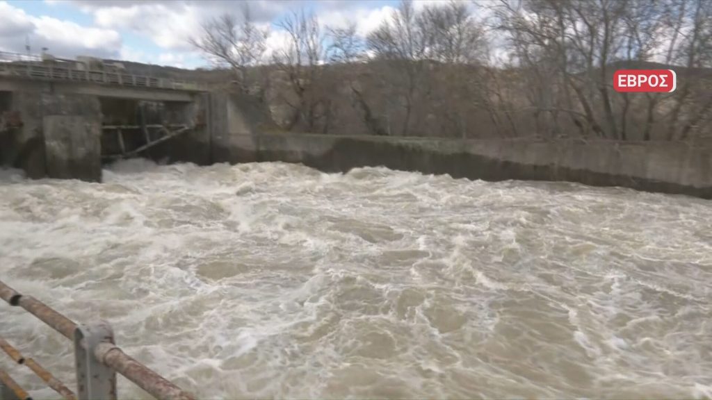 Σε κατάσταση «κόκκινου» συναγερμού εώς την Παρασκευή ο Έβρος – «Μάχη» για να μην σπάσει το ανάχωμα στο Τυχερό