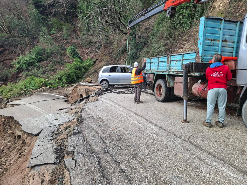 Κακοκαιρία: Κομμένοι δρόμοι και θάλασσα στη στεριά στη δυτική και βόρεια Ελλάδα