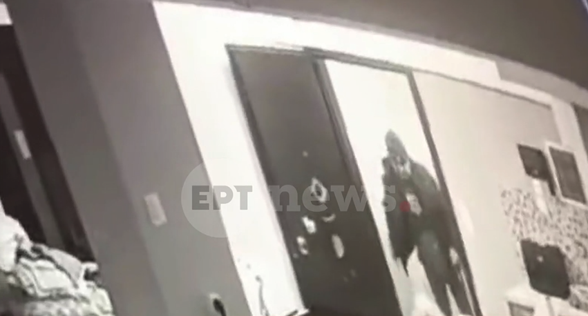 Βίντεο ντοκουμέντο από τη δράση του 64χρονου στην Κυψέλη: Η στιγμή που έρχεται αντιμέτωπος με τη μητέρα των κοριτσιών – Τη χτύπησε άγρια