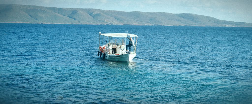 «Το Τελευταίο Νησί»: Η νέα δραματική σειρά της ΕΡΤ κάνει πρεμιέρα την Κυριακή 8 Φεβρουαρίου στις 22:00, με διπλό επεισόδιο