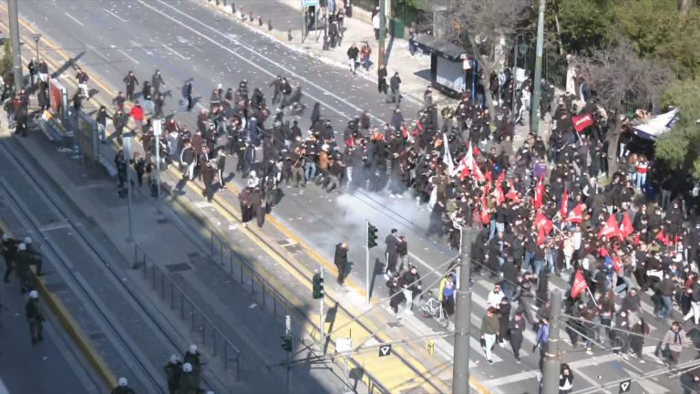 Tραγωδία στα Τέμπη: Ένταση και επεισόδια σε εξέλιξη στο Σύνταγμα (Live) – Συγκεντρώσεις σε όλη τη χώρα