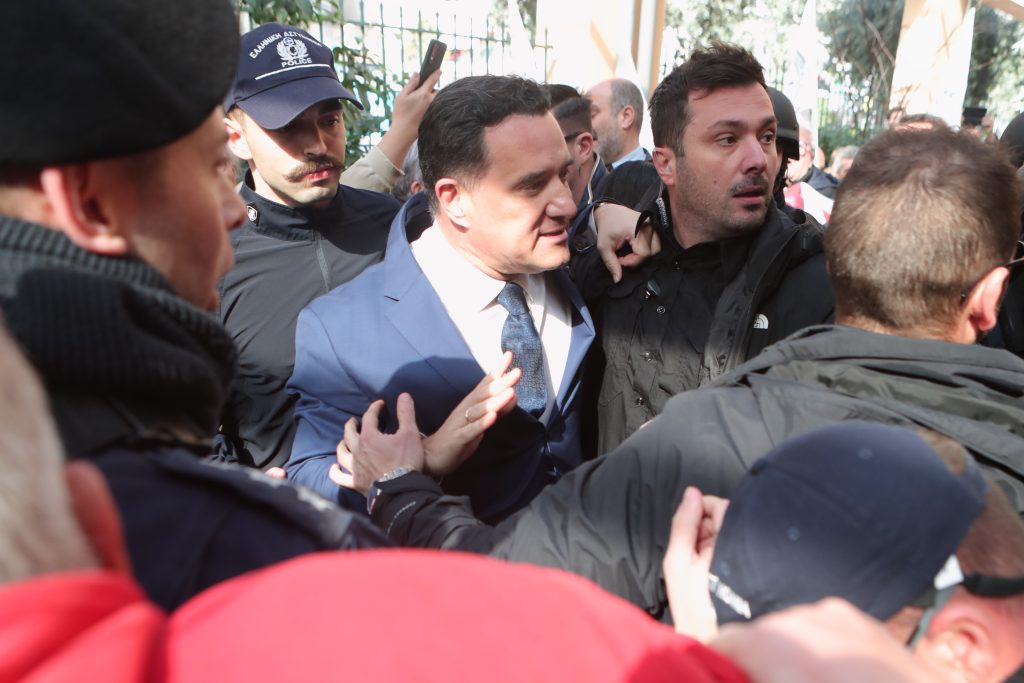 Μετωπική επίθεση Λαζαρίδη στη Βουλή για τα επεισόδια στη Νίκαια και τα εργασιακά στην Πλεύση Ελευθερίας