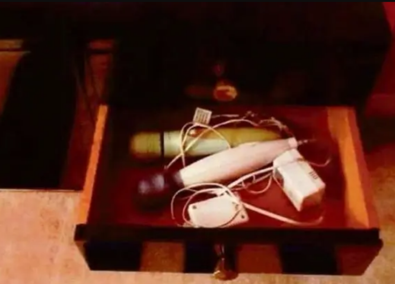 Οι αστυνομικοί εντόπισαν και σεξουαλικά βοηθήματα στο διαμέρισμα