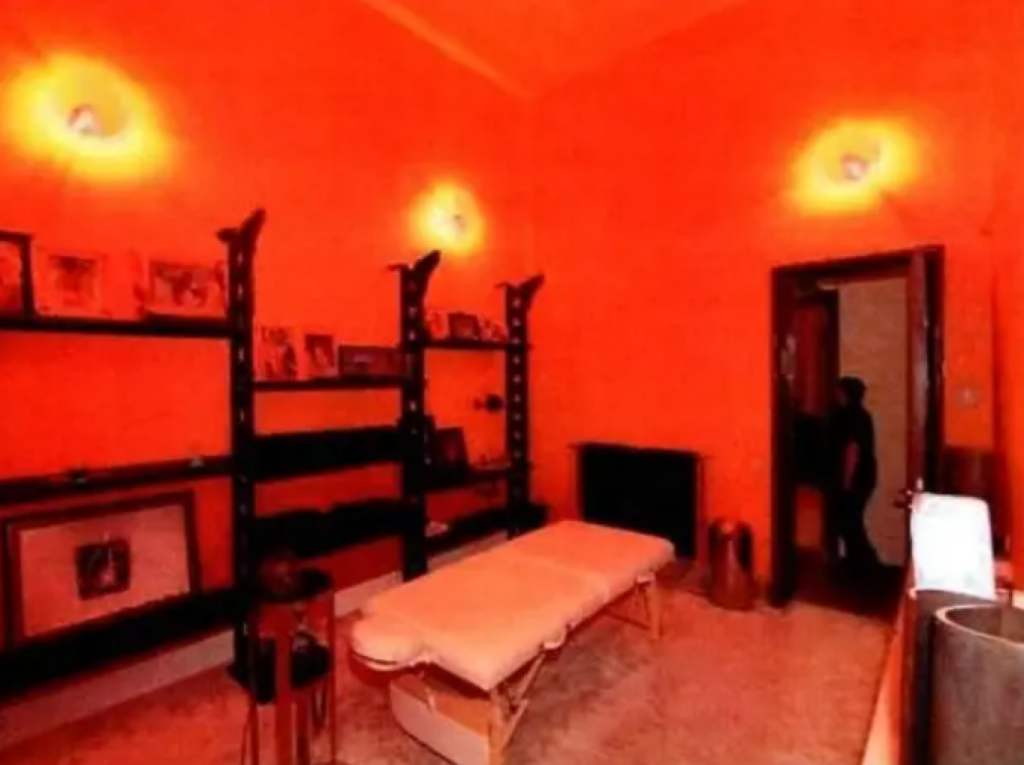 Νέες αποκαλύψεις για την υπόθεση Έπστιν: Ο Στίβεν Χόκινγκ ανάμεσα σε γυναίκες με μπικίνι και εγχειρίδια για σκλάβες του σεξ