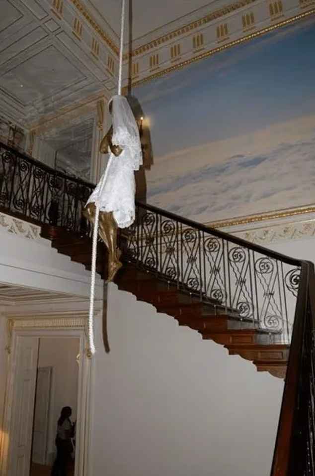 Νέες αποκαλύψεις για την υπόθεση Έπστιν: Ο Στίβεν Χόκινγκ ανάμεσα σε γυναίκες με μπικίνι και εγχειρίδια για σκλάβες του σεξ