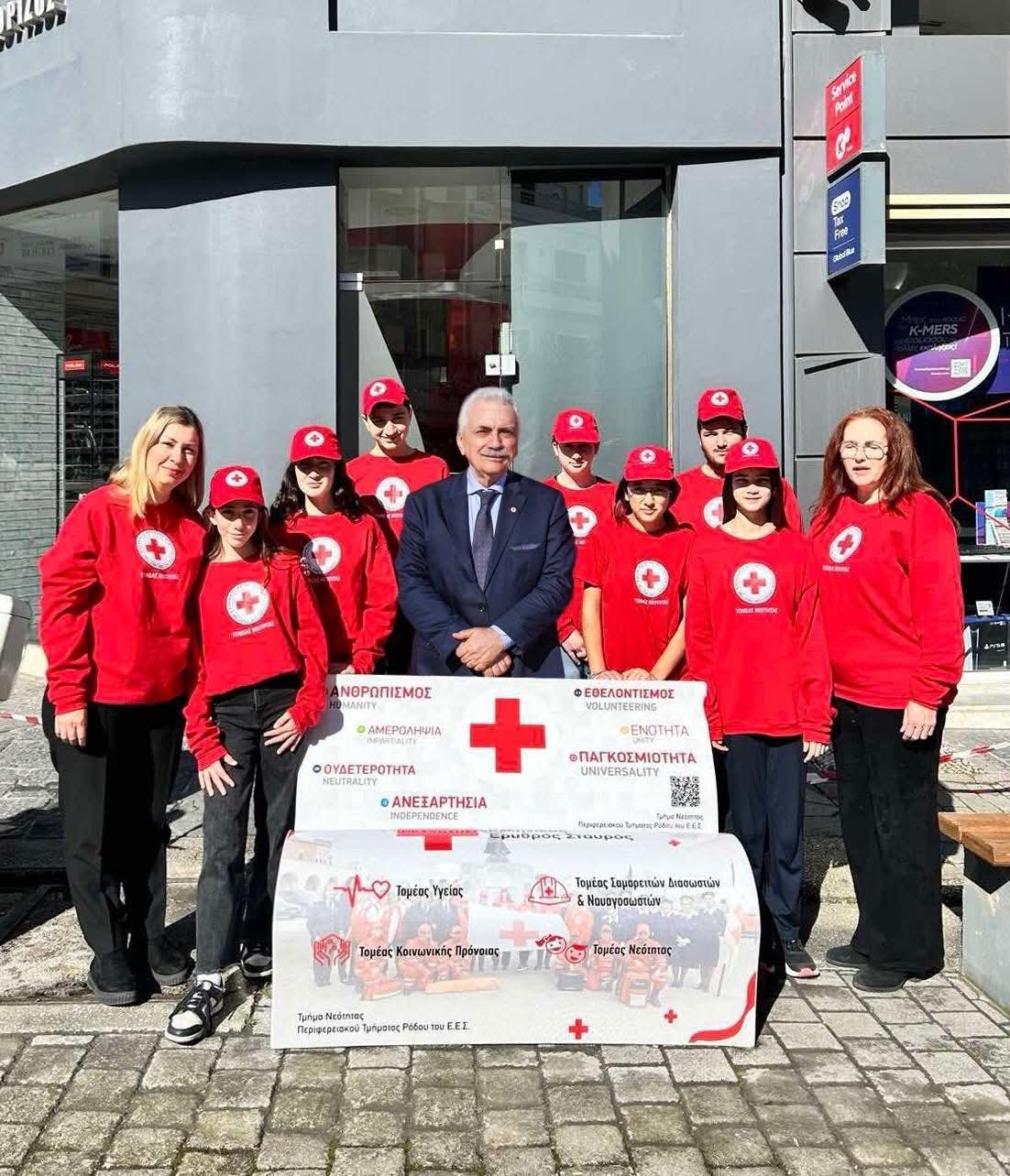 Δυο παγκάκια ανθρωπιάς στο κέντρο της Ρόδου από τη Νεότητα του Ελληνικού Ερυθρού Σταυρού