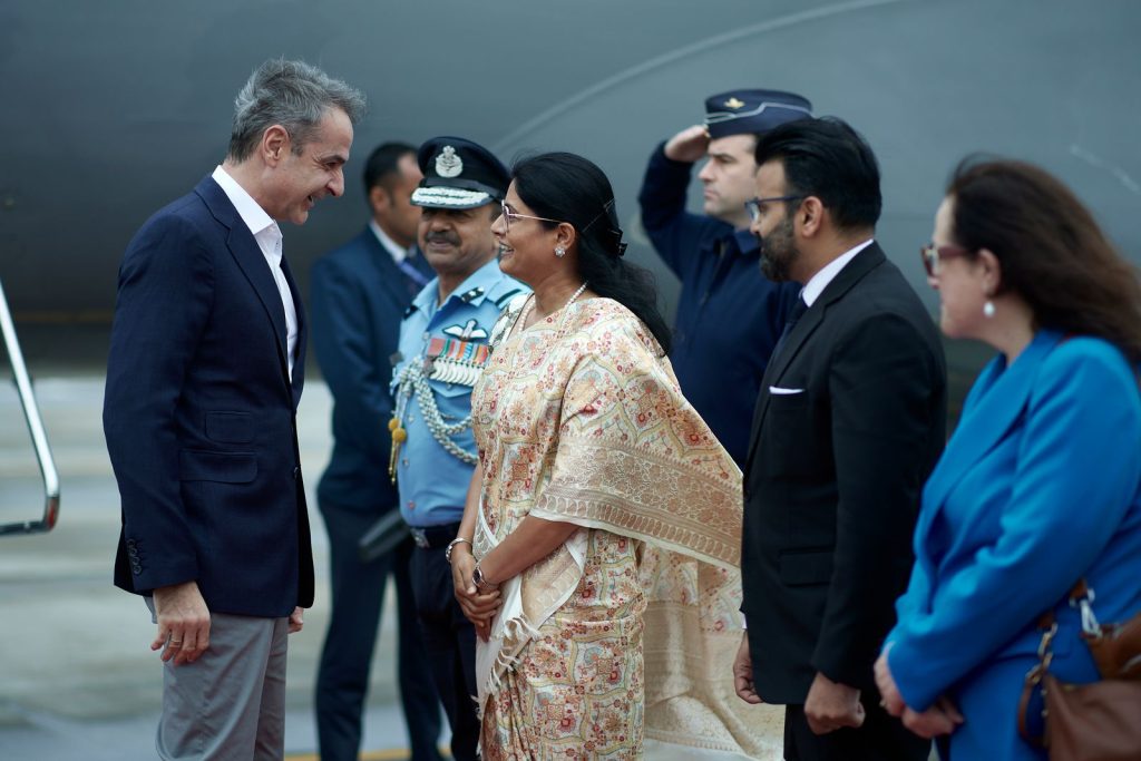 Στο Νέο Δελχί ο Μητσοτάκης: «Στόχος μου να ενισχύσω τη στρατηγική εταιρική σχέση μεταξύ Ελλάδας και Ινδίας»