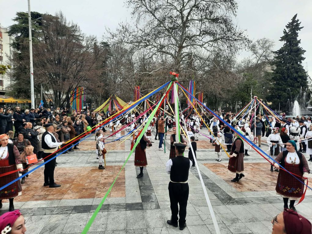 Αποκριάτικο χρώμα και παράδοση με το «Γαϊτανάκι» στις Σέρρες