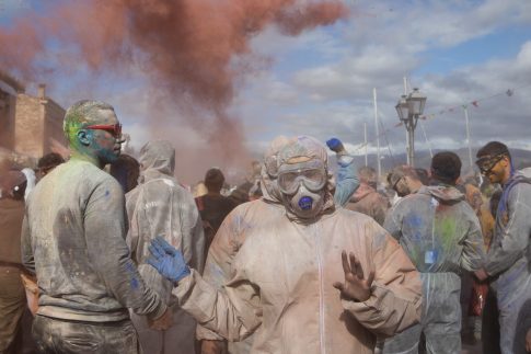 Το Αλευρομουτζούρωμα στο Γαλαξίδι Φωκίδας – Το πιο ξέφρενο έθιμο της Καθαράς Δευτέρας