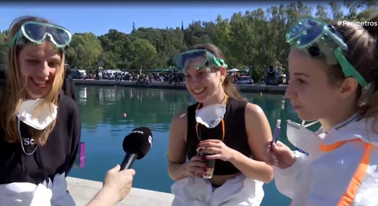 Το Αλευρομουτζούρωμα στο Γαλαξίδι Φωκίδας – Το πιο ξέφρενο έθιμο της Καθαράς Δευτέρας