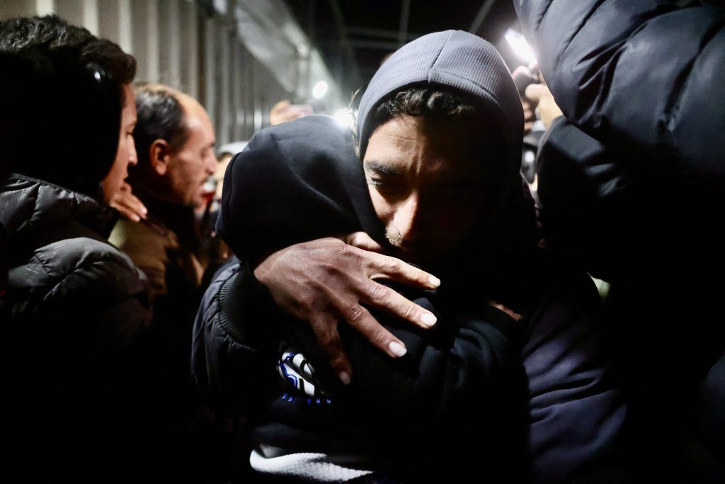 Γάζα: Με δάκρυα στα μάτια, οι πρώτοι Παλαιστίνιοι επέστρεψαν από την Αίγυπτο