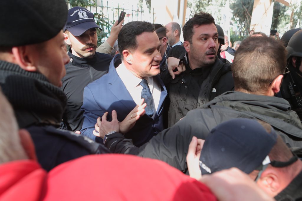 Ένταση και αποδοκιμασίες στο νοσοκομείο Νικαίας κατά την επίσκεψη Γεωργιάδη