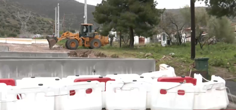Οδοφράγματα στη Γλυφάδα στον δρόμο που είχε γίνει χείμαρρος – Κάτοικος στο ΕΡΤnews: Βγήκαμε από τα παράθυρα και κολυμπήσαμε για να σωθούμε