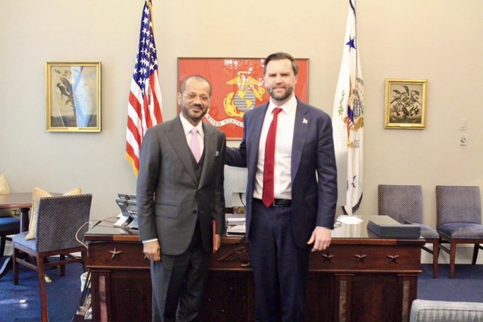 Επίκειται «μεγάλη απόφαση» για το Ιράν, προειδοποιεί ο Τραμπ – Αποχωρήσεις από πρεσβείες και διακοπή πτήσεων