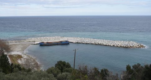 Ανατροπή αυτοκινήτου στην ΠΑΘΕ: Με ελαφρά τραύματα η μητέρα και τρία ανήλικα παιδιά