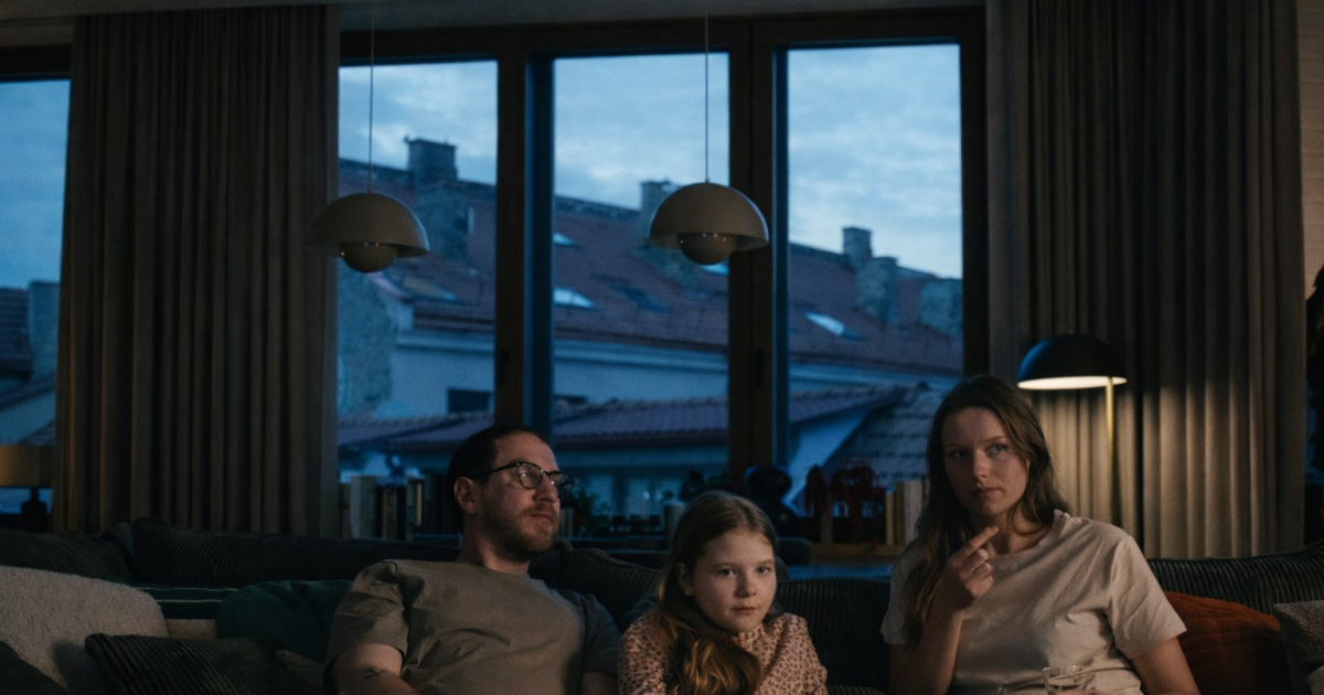 Sundance 2026: Στο «How to Divorce During the War», ο πόλεμος γίνεται μέρος της καθημερινότητάς του θεατή